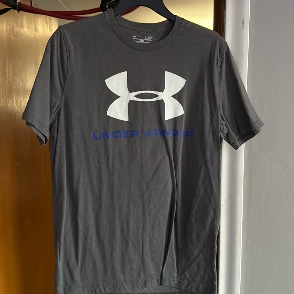 UNDERARMOUR TSHIRT - SIZE SMALL